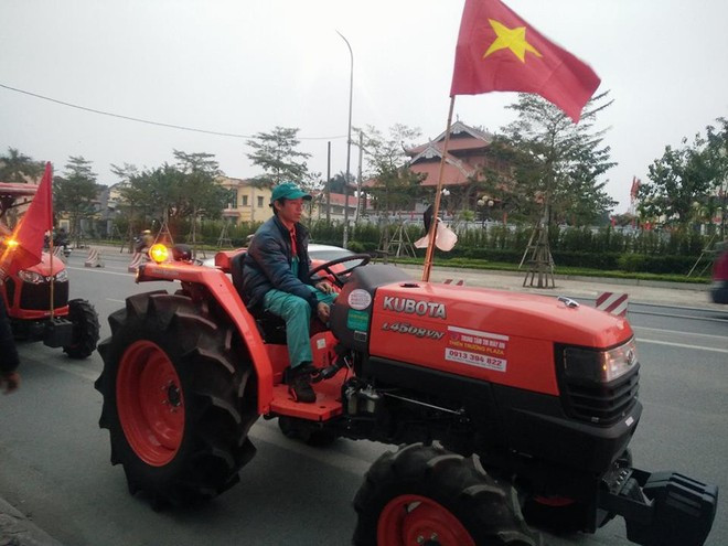 Máy cày xuống phố cổ vũ cho đội tuyển U23 Việt Nam - Ảnh 4.
