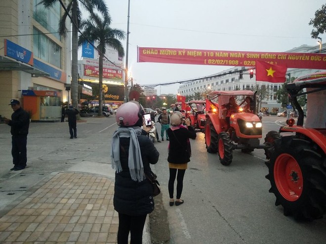 Máy cày xuống phố cổ vũ cho đội tuyển U23 Việt Nam - Ảnh 10.