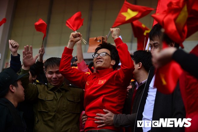Phó Thủ tướng Vũ Đức Đam cuồng nhiệt cùng cổ động viên cổ vũ U23 Việt Nam - Ảnh 2.