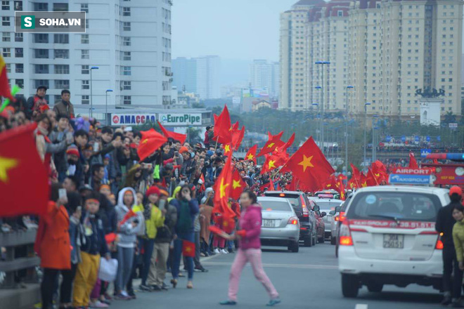 Đu mình trên giàn giáo để ngắm U23 Việt Nam diễu hành - Ảnh 12.