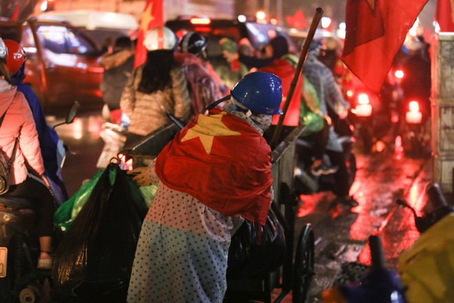 Bất chấp mưa lạnh, fan Việt vẫn xuyên đêm mừng chiến công của U23 Việt Nam - Ảnh 5.