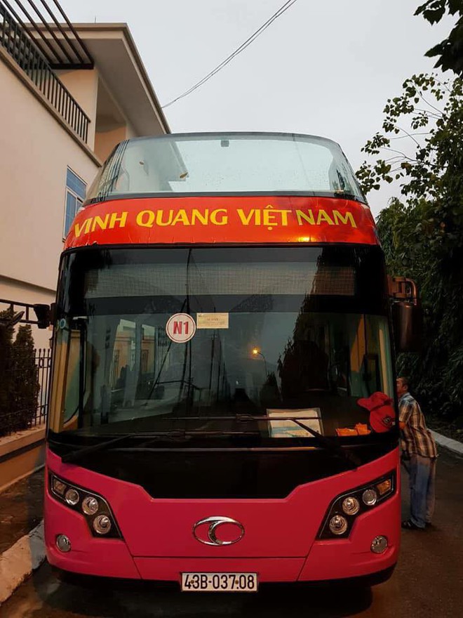 Tường thuật: Từ 7h sáng, người hâm mộ Việt Nam đã tới chật sân bay Nội Bài - Ảnh 2.