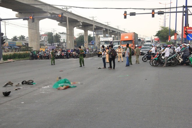 Xe tải tông xe máy cháy ngùn ngụt ở Sài Gòn, một người tử vong tại chỗ - Ảnh 1.