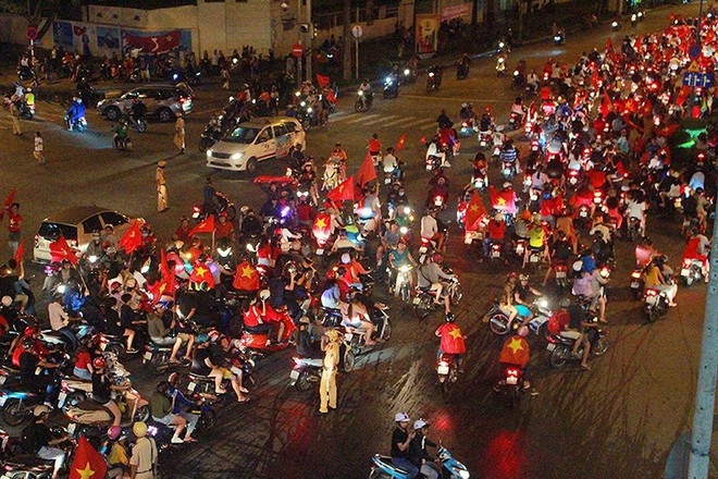 CSGT trong vòng vây của người hâm mộ U-23 Việt Nam - Ảnh 2.
