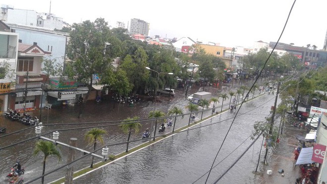 Clip: Cơn mưa “lạ” ngày U23 Việt Nam trở về khiến Tây Đô chìm trong biển nước - Ảnh 3.