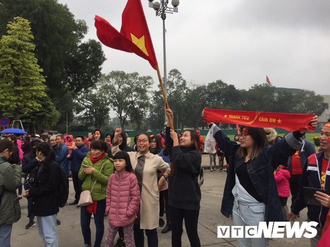 Dân Thủ đô phủ kín nhiều tuyến đường, vác cúp chào đón U23 Việt Nam trở về - Ảnh 16.