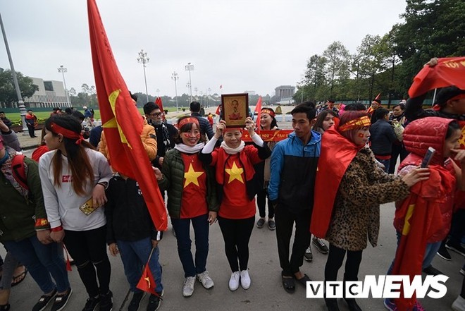 Dân Thủ đô phủ kín nhiều tuyến đường, vác cúp chào đón U23 Việt Nam trở về - Ảnh 17.