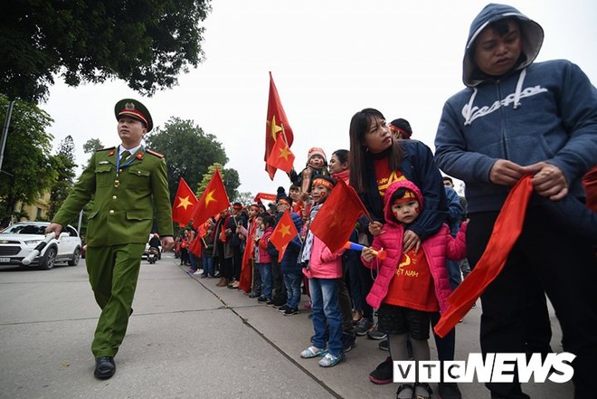 Dân Thủ đô phủ kín nhiều tuyến đường, vác cúp chào đón U23 Việt Nam trở về - Ảnh 18.