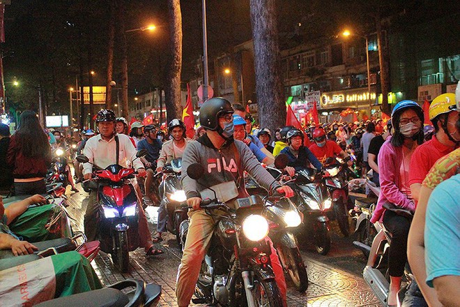 CSGT trong vòng vây của người hâm mộ U-23 Việt Nam - Ảnh 7.