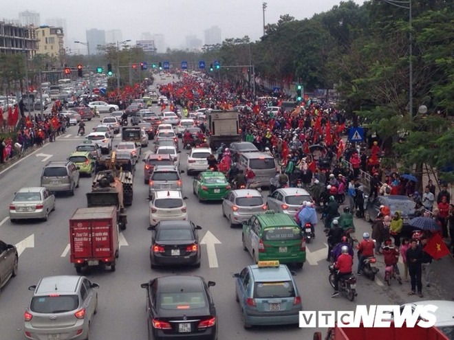Dân Thủ đô phủ kín nhiều tuyến đường, vác cúp chào đón U23 Việt Nam trở về - Ảnh 8.