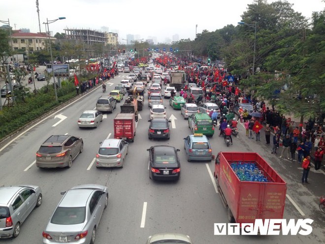 Dân Thủ đô phủ kín nhiều tuyến đường, vác cúp chào đón U23 Việt Nam trở về - Ảnh 9.