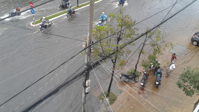 Clip: Cơn mưa “lạ” ngày U23 Việt Nam trở về khiến Tây Đô chìm trong biển nước - Ảnh 9.