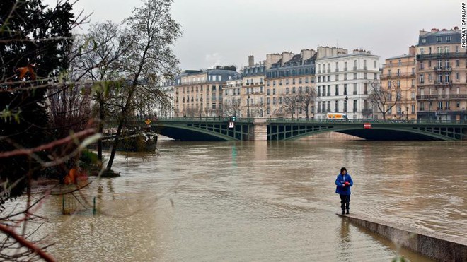Paris thất thủ vì mưa lớn: Nước sông Seine dâng cao, 1000 người sơ tán khẩn cấp - Ảnh 6.