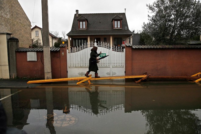 Paris thất thủ vì mưa lớn: Nước sông Seine dâng cao, 1000 người sơ tán khẩn cấp - Ảnh 3.