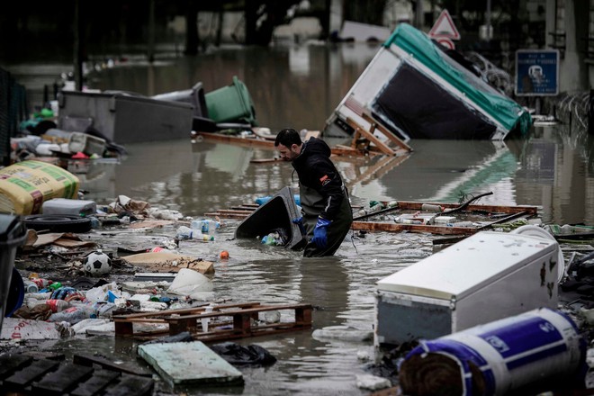 Paris thất thủ vì mưa lớn: Nước sông Seine dâng cao, 1000 người sơ tán khẩn cấp - Ảnh 4.