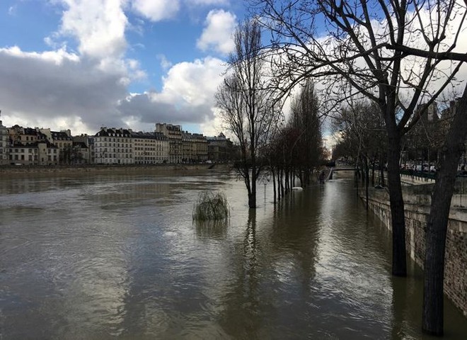 Hình ảnh dân Pháp chèo thuyền giữa đường phố Paris vì lụt lội - Ảnh 2.