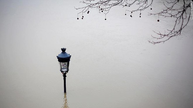 Paris thất thủ vì mưa lớn: Nước sông Seine dâng cao, 1000 người sơ tán khẩn cấp - Ảnh 7.