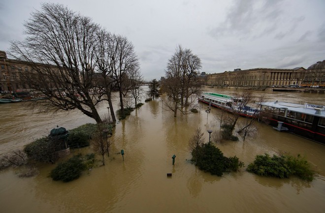 Paris thất thủ vì mưa lớn: Nước sông Seine dâng cao, 1000 người sơ tán khẩn cấp - Ảnh 1.