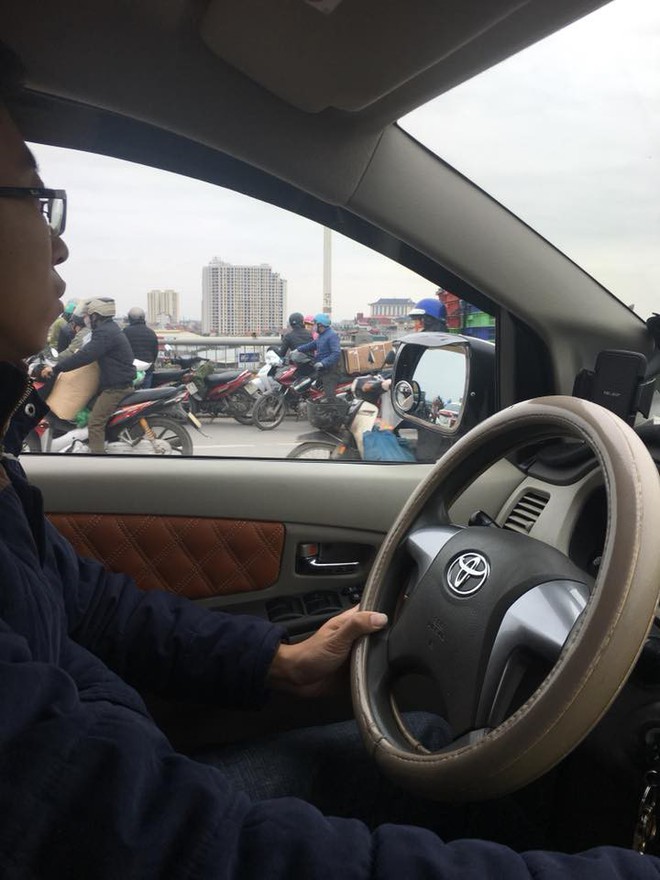 Hà Nội: Một người đàn ông bất ngờ bỏ lại xe máy trên cầu Vĩnh Tuy rồi nhảy xuống sông - Ảnh 1.