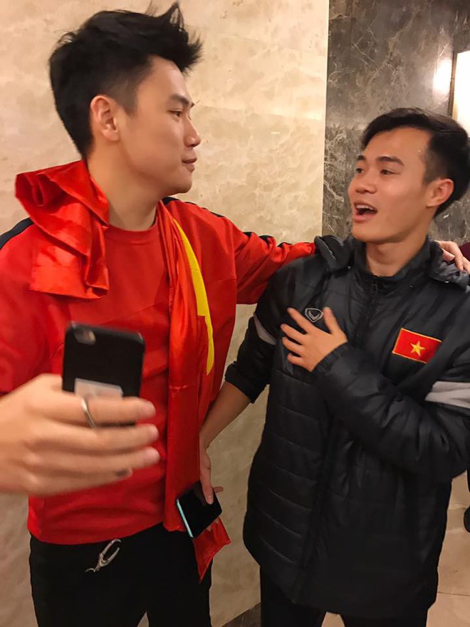 Vợ chồng Trang Lou - Tùng Sơn khoe hình rạng rỡ chụp chung với U23 Việt Nam - Ảnh 2.