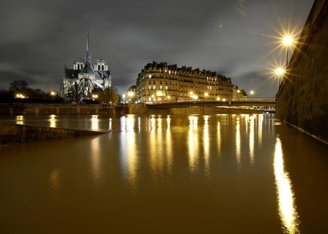 Hình ảnh dân Pháp chèo thuyền giữa đường phố Paris vì lụt lội - Ảnh 11.