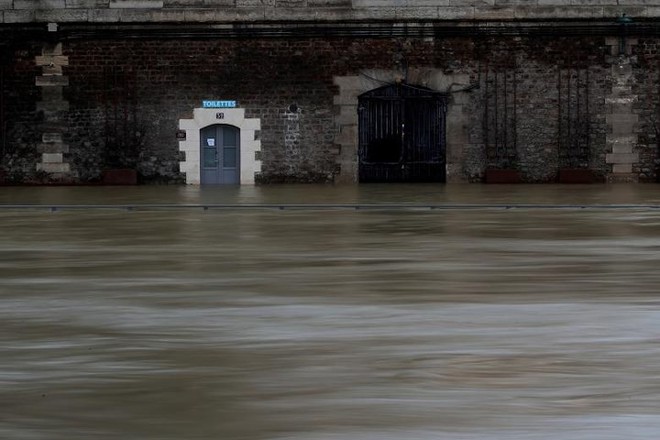 Hình ảnh dân Pháp chèo thuyền giữa đường phố Paris vì lụt lội - Ảnh 12.