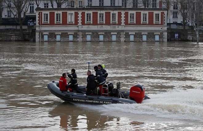 Hình ảnh dân Pháp chèo thuyền giữa đường phố Paris vì lụt lội - Ảnh 13.