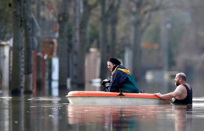 Hình ảnh dân Pháp chèo thuyền giữa đường phố Paris vì lụt lội - Ảnh 14.