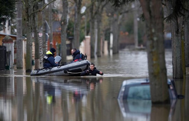 Hình ảnh dân Pháp chèo thuyền giữa đường phố Paris vì lụt lội - Ảnh 15.