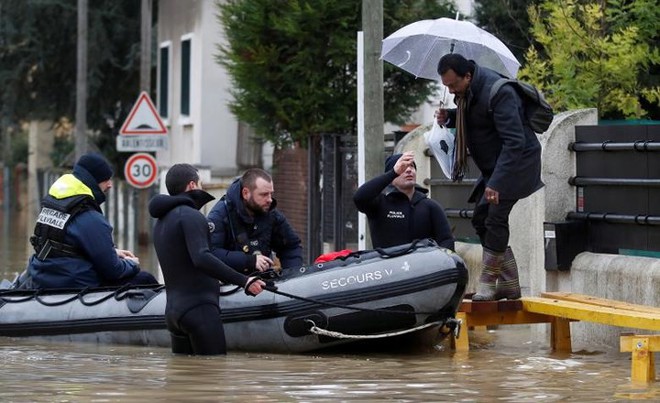 Hình ảnh dân Pháp chèo thuyền giữa đường phố Paris vì lụt lội - Ảnh 16.
