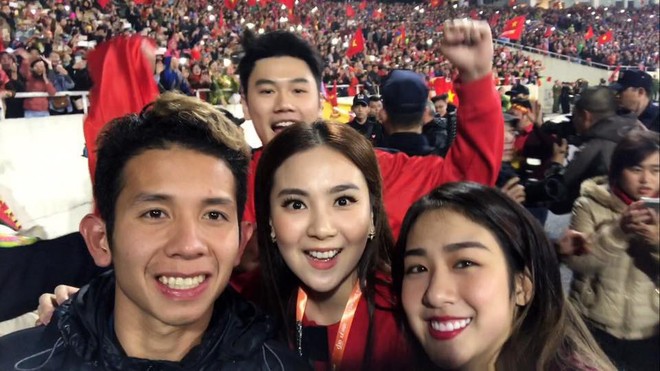 Vợ chồng Trang Lou - Tùng Sơn khoe hình rạng rỡ chụp chung với U23 Việt Nam - Ảnh 3.