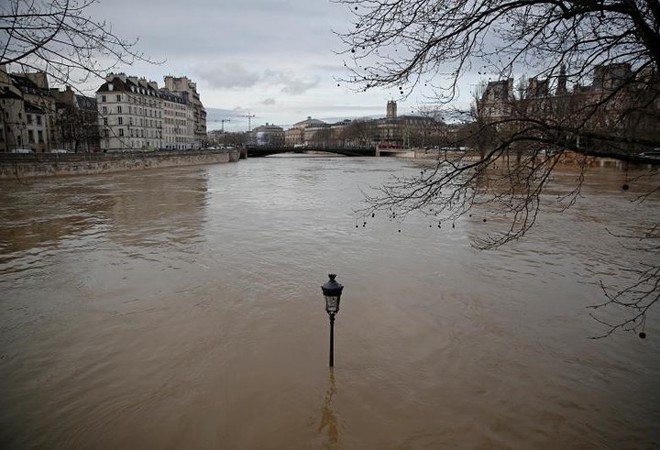 Hình ảnh dân Pháp chèo thuyền giữa đường phố Paris vì lụt lội - Ảnh 5.