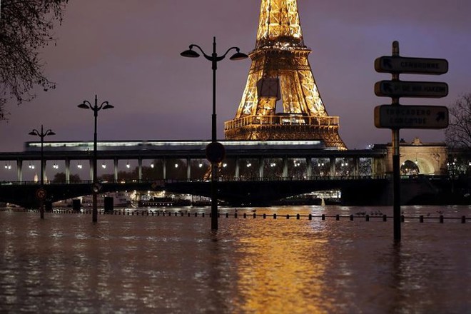 Hình ảnh dân Pháp chèo thuyền giữa đường phố Paris vì lụt lội - Ảnh 6.