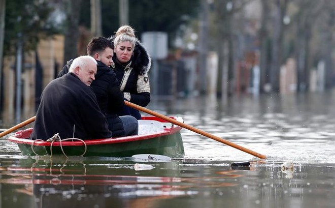 Hình ảnh dân Pháp chèo thuyền giữa đường phố Paris vì lụt lội - Ảnh 7.