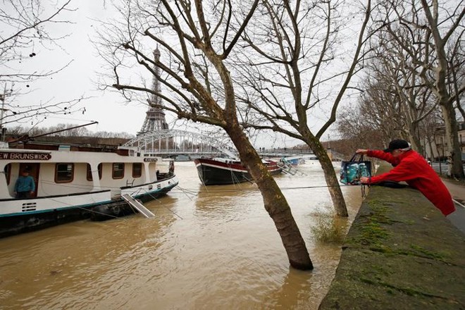 Hình ảnh dân Pháp chèo thuyền giữa đường phố Paris vì lụt lội - Ảnh 8.