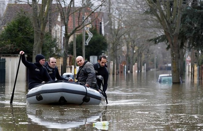 Hình ảnh dân Pháp chèo thuyền giữa đường phố Paris vì lụt lội - Ảnh 9.