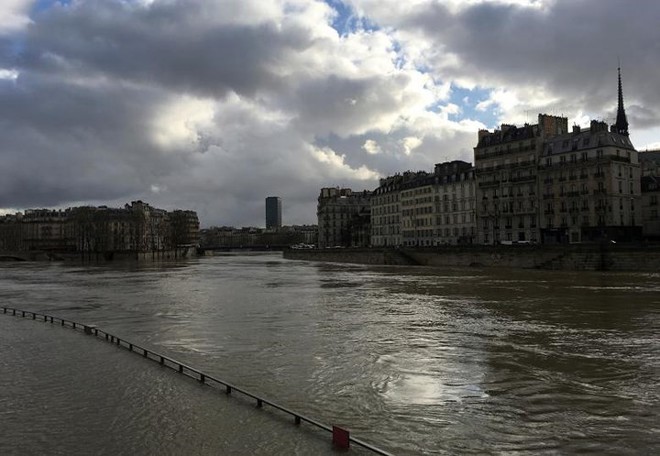 Hình ảnh dân Pháp chèo thuyền giữa đường phố Paris vì lụt lội - Ảnh 10.