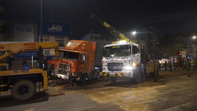 Tránh container làm xiếc trên đường khiến ô tô lật ngửa, 4 người Đài Loan thoát chết ngoạn mục - Ảnh 2.