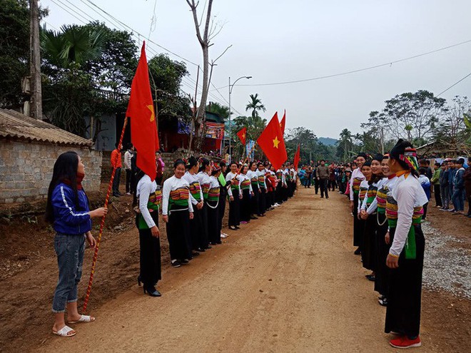 Cả làng hát “Vũ điệu rượu cần” chào đón anh em Bùi Tiến Dũng - Ảnh 7.