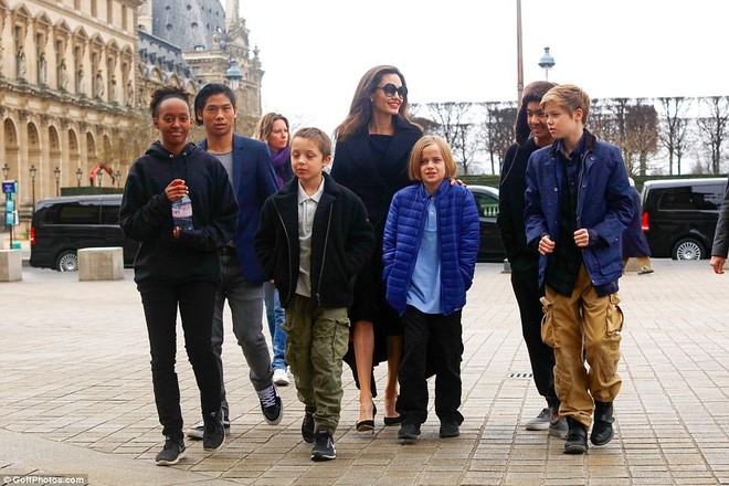 Angelina Jolie khoe thần thái đầy sang chảnh khi đưa Pax Thiên và các con tham quan Paris - Ảnh 13.