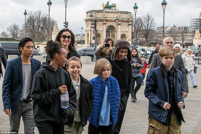 Angelina Jolie khoe thần thái đầy sang chảnh khi đưa Pax Thiên và các con tham quan Paris - Ảnh 15.