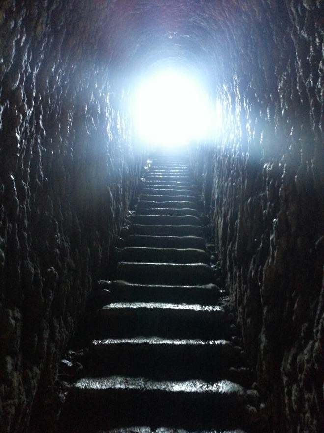 Sự thật về câu chuyện người cha xây đường hầm xuyên vách đá để tưởng nhớ con gái chết đuối - Ảnh 3.