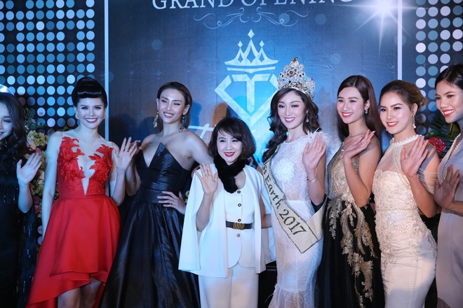 Hoa hậu Trái Đất 2017 sang Việt Nam, mặc gợi cảm trong thời tiết buốt giá - Ảnh 5.