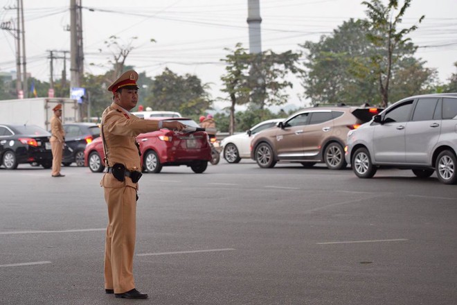 Người dân ùn ùn về lại Hà Nội sau kỳ nghỉ tết, cửa ngõ phía nam bắt đầu đông đúc - Ảnh 8.