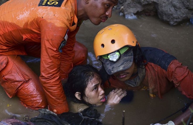 24h qua ảnh: Máy xúc đào mồ chôn tập thể nạn nhân sóng thần Indonesia - Ảnh 11.