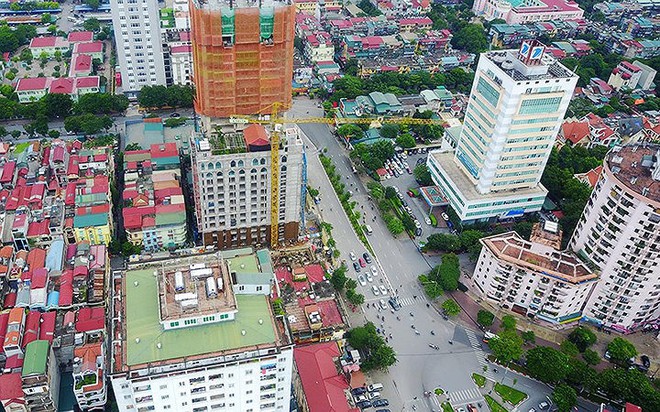 Rùng mình vì “tử thần” treo lơ lửng trên đầu người đi đường - Ảnh 1.