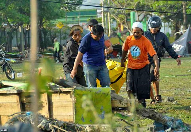 Indonesia đào hố chôn tập thể 300 nạn nhân động đất - sóng thần - Ảnh 1.