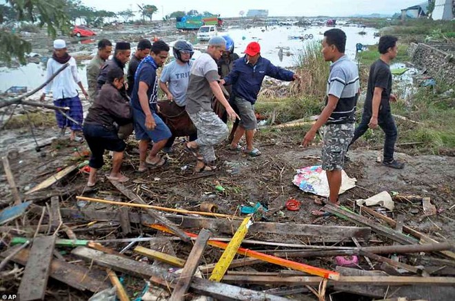 Indonesia đào hố chôn tập thể 300 nạn nhân động đất - sóng thần - Ảnh 2.