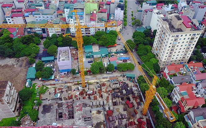 Rùng mình vì “tử thần” treo lơ lửng trên đầu người đi đường - Ảnh 11.