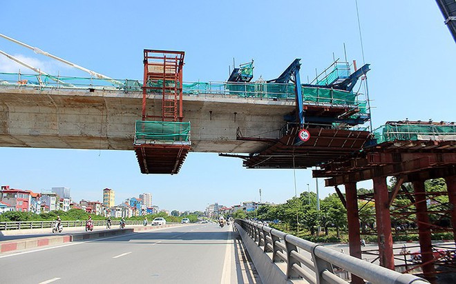 Rùng mình vì “tử thần” treo lơ lửng trên đầu người đi đường - Ảnh 3.